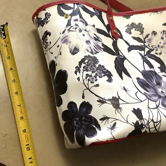 Kenneth Cole Reaction tote bag. Floral, black, red, white with gold snaps - Picture 6 of 8